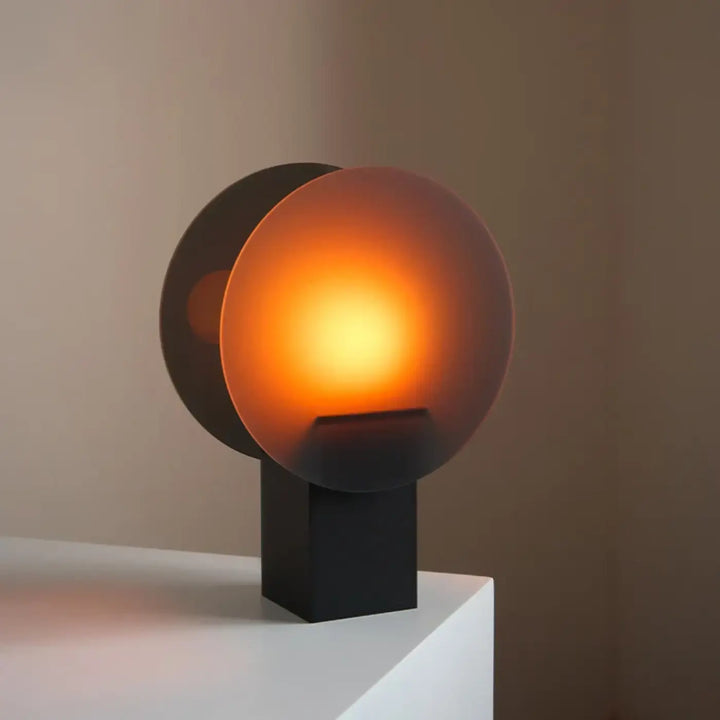 Lampe de chevet luminous avec lumière ambrée, globe en verre givré et base matte noire pour lumière douce
