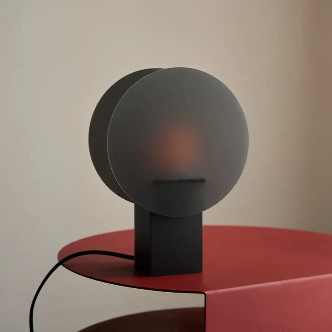 Lampe de chevet lumineuse noire mate avec abat-jour circulaire en couches pour une lumière douce et lumière ambrée