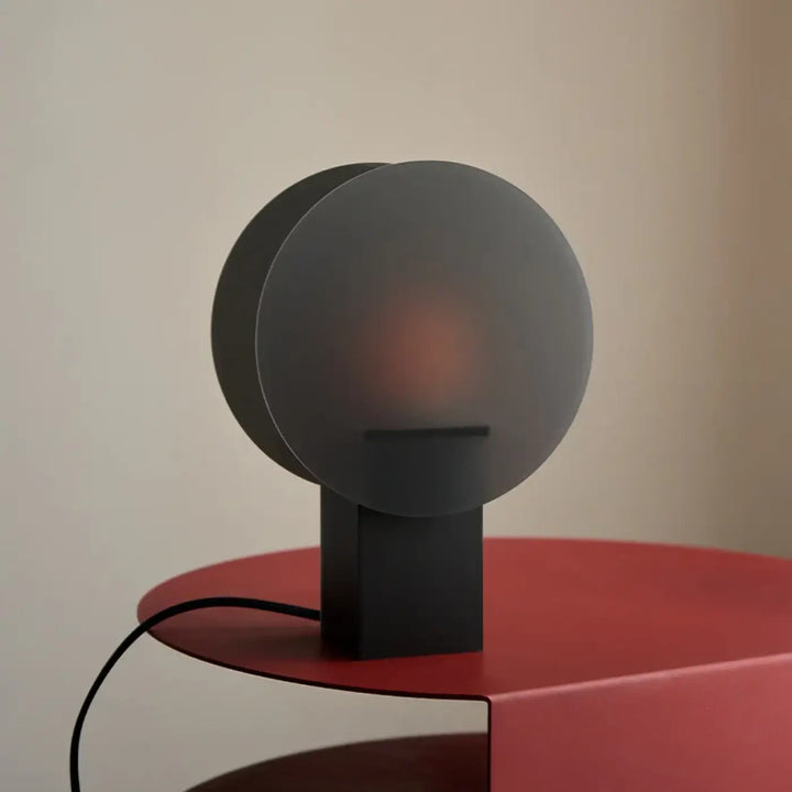 Lampe de chevet lumineuse noire mate avec abat-jour circulaire en couches pour une lumière douce et lumière ambrée