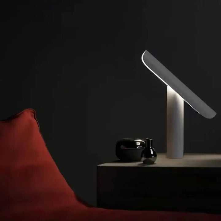 Lampe de chevet IZO avec base cylindrique blanche et panneau led incliné à lumière douce moderne et minimaliste