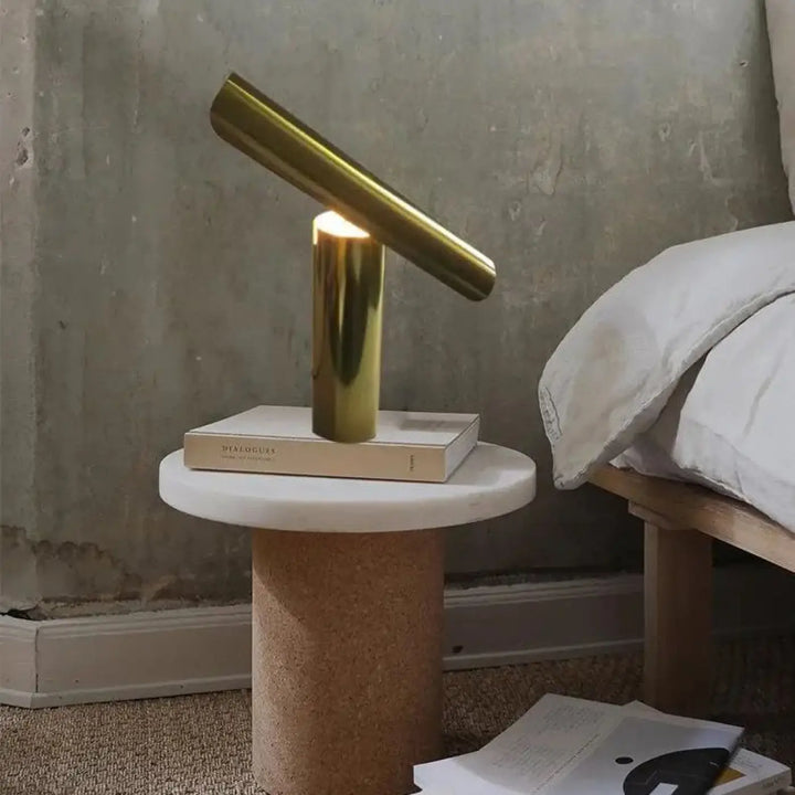 Lampe de chevet IZO avec finition en laiton poli et design angulaire moderne et élégant