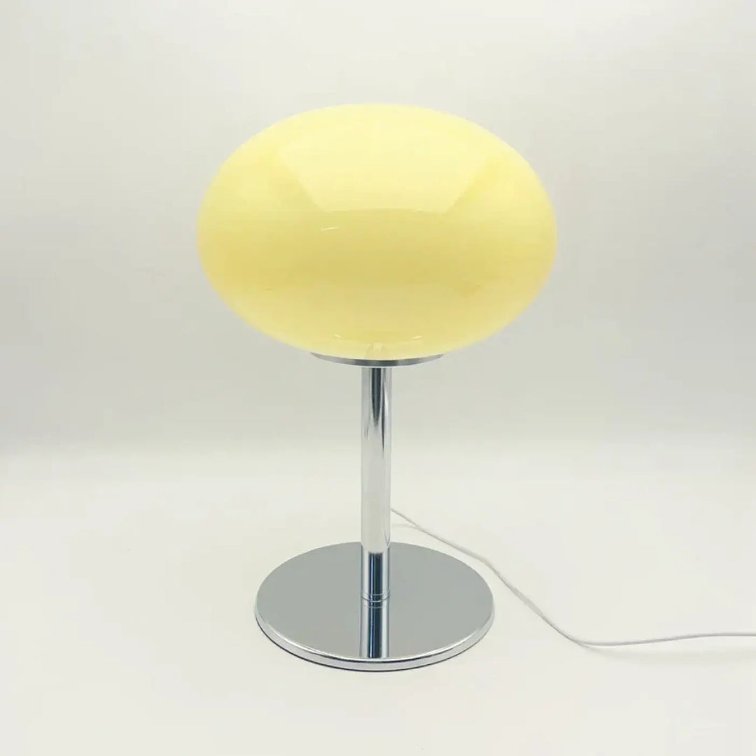 Lampe de chevet bonia avec abat-jour ovale jaune pâle, tige et base en chrome, parfaite pour une lumière douce et décoration intérieure minimaliste