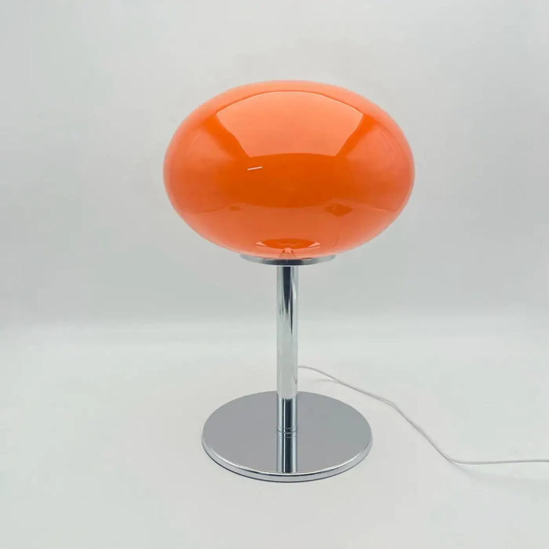 Lampe de chevet bonia avec globe en acrylique orange brillant et tige chrome pour une décoration intérieure style minimaliste et lumière douce