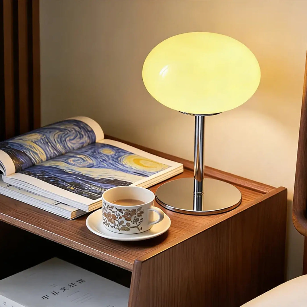 Lampe de chevet bonia avec lumière douce, style minimaliste, abat-jour doré translucide et base chrome poli pour décoration intérieure