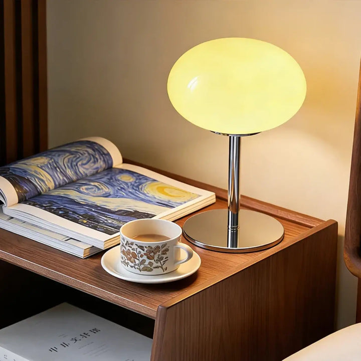 Lampe de chevet bonia avec lumière douce, style minimaliste, abat-jour doré translucide et base chrome poli pour décoration intérieure