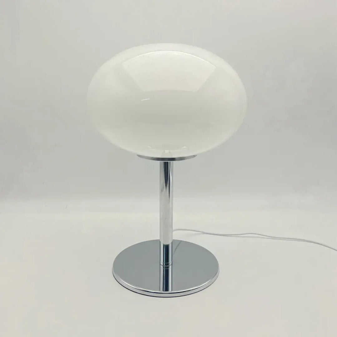 Lampe de chevet bonia avec globe en verre opalin blanc brillant sur socle chrome pour une lumière douce et style minimaliste