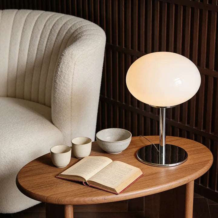 Lampe de chevet bonia en verre sphérique crème avec base et tige chromée polie pour lumière douce et décoration intérieure style minimaliste