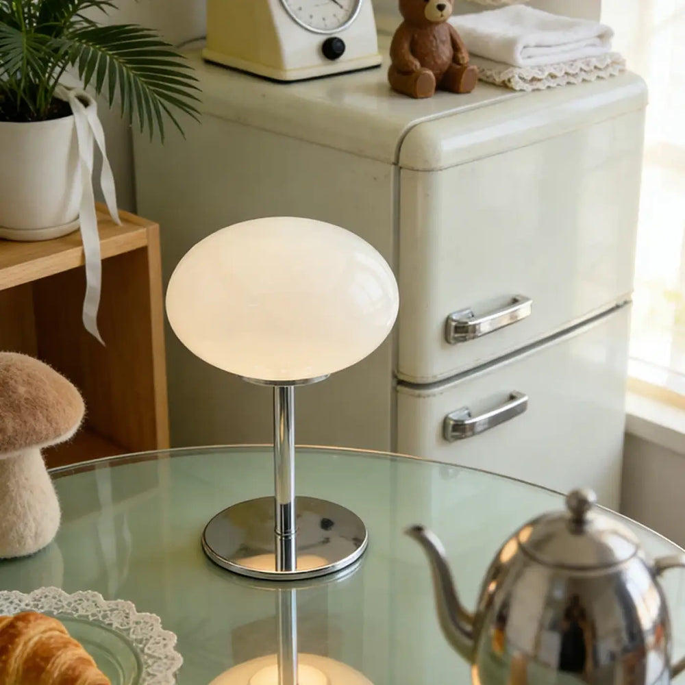 Lampe de chevet bonia avec globe sphérique crème en verre et base en chrome poli pour une lumière douce et décoration intérieure minimaliste