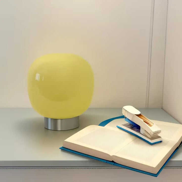 Lampe de chevet macaron chevet minimaliste sphérique jaune avec base métallique argentée pour décoration intérieure plus qu’un luminaire