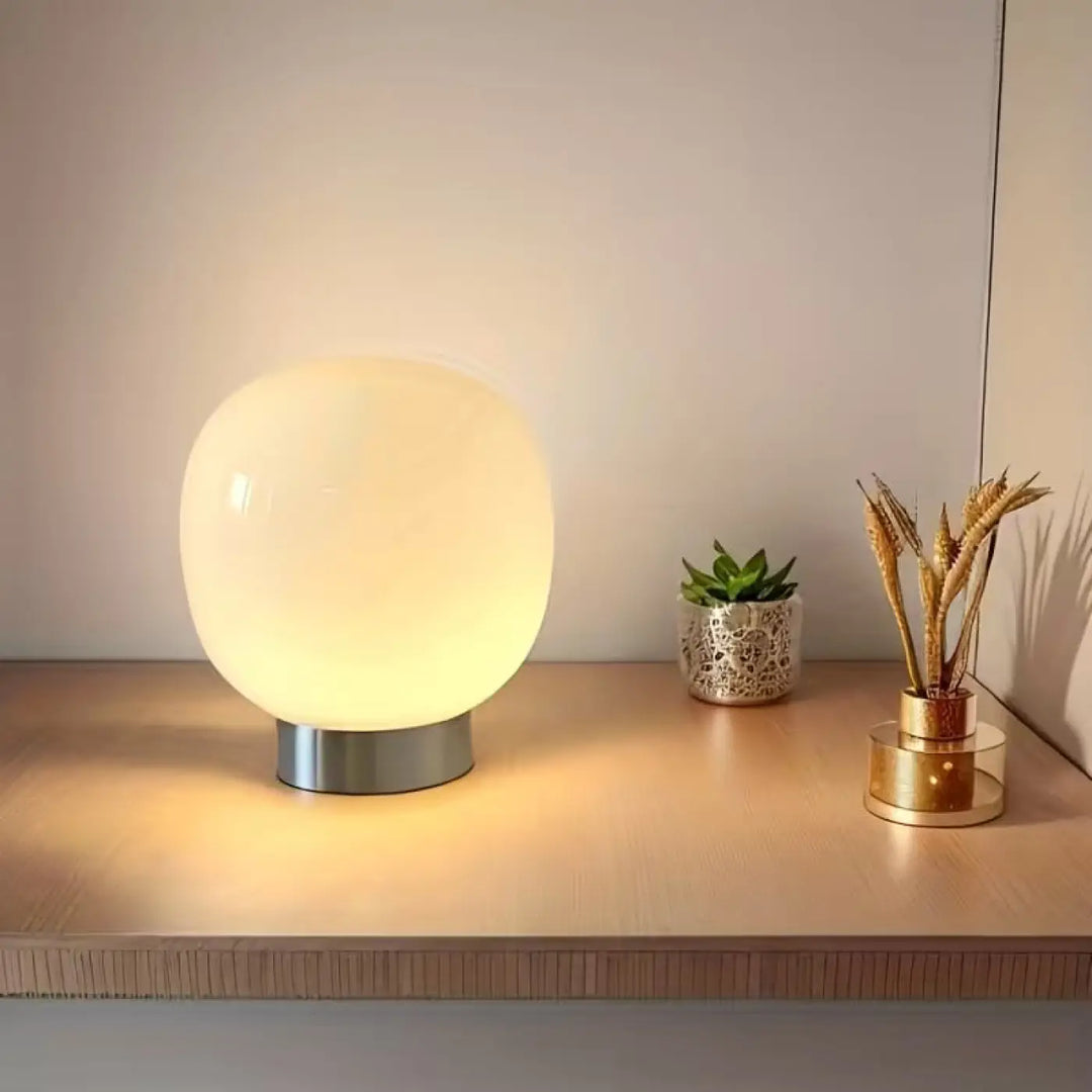 Lampe de chevet macaron avec globe en verre dépoli et base métallique minimaliste pour décoration intérieure plus qu’un éclairage