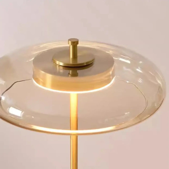 Lampe de chevet moderne cuivrée avec abat-jour en verre translucide en forme de dôme et base circulaire illuminée en métal doré