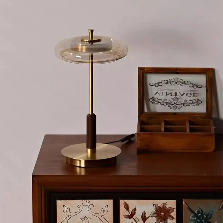 Lampe de chevet moderne en laiton avec abat-jour en verre transparent et détail en bois foncé sur la tige