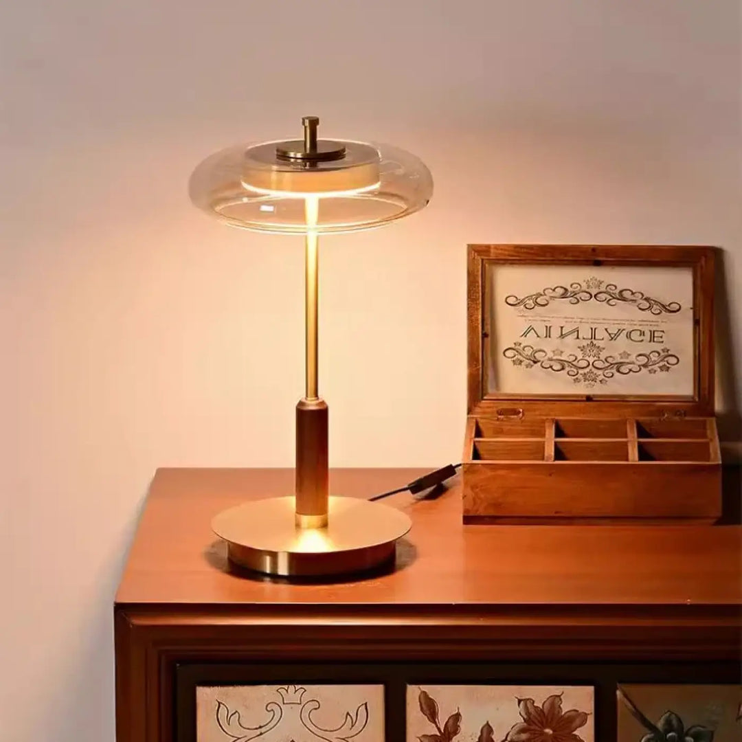 Lampe de chevet moderne cuivria en laiton avec abat-jour en verre transparent émettant une lumière chaude
