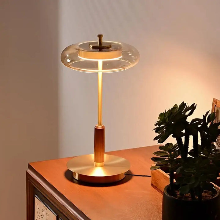 Lampe de chevet moderne en laiton et verre cuivria avec abat-jour translucide circulaire diffusant une lumière chaude
