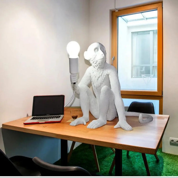 Lampe de chevet kapok en céramique blanche avec singe sculpté et lumière douce idéale pour décoration intérieure moderne