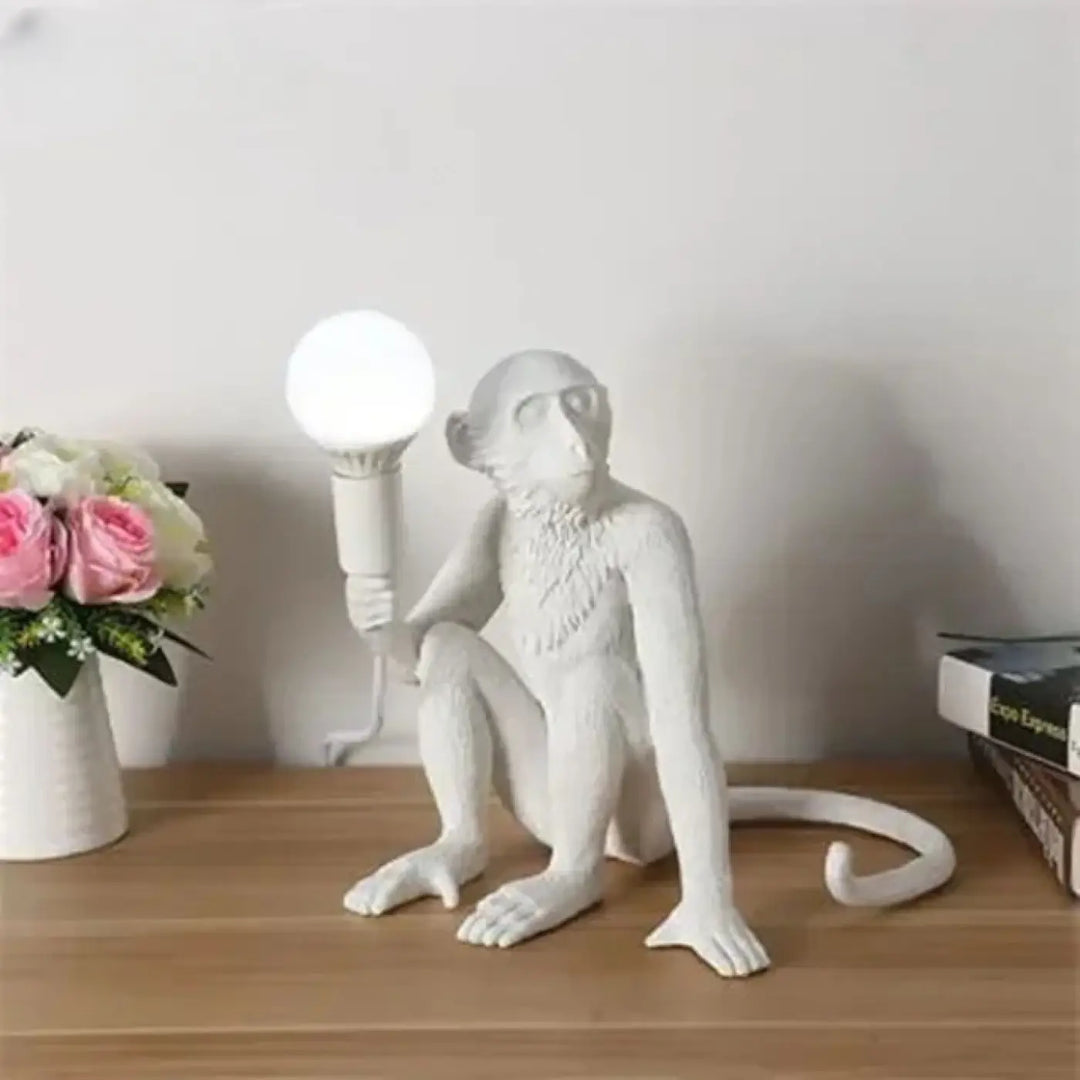 Lampe de chevet kapok figurine de singe blanc tenant une ampoule sphérique pour une lumière douce et décoration intérieure chevet moderne