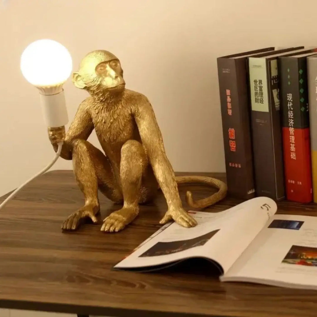 Lampe de chevet kapok figurine singe doré en métal texturé tenant une lumière douce pour une décoration intérieure moderne