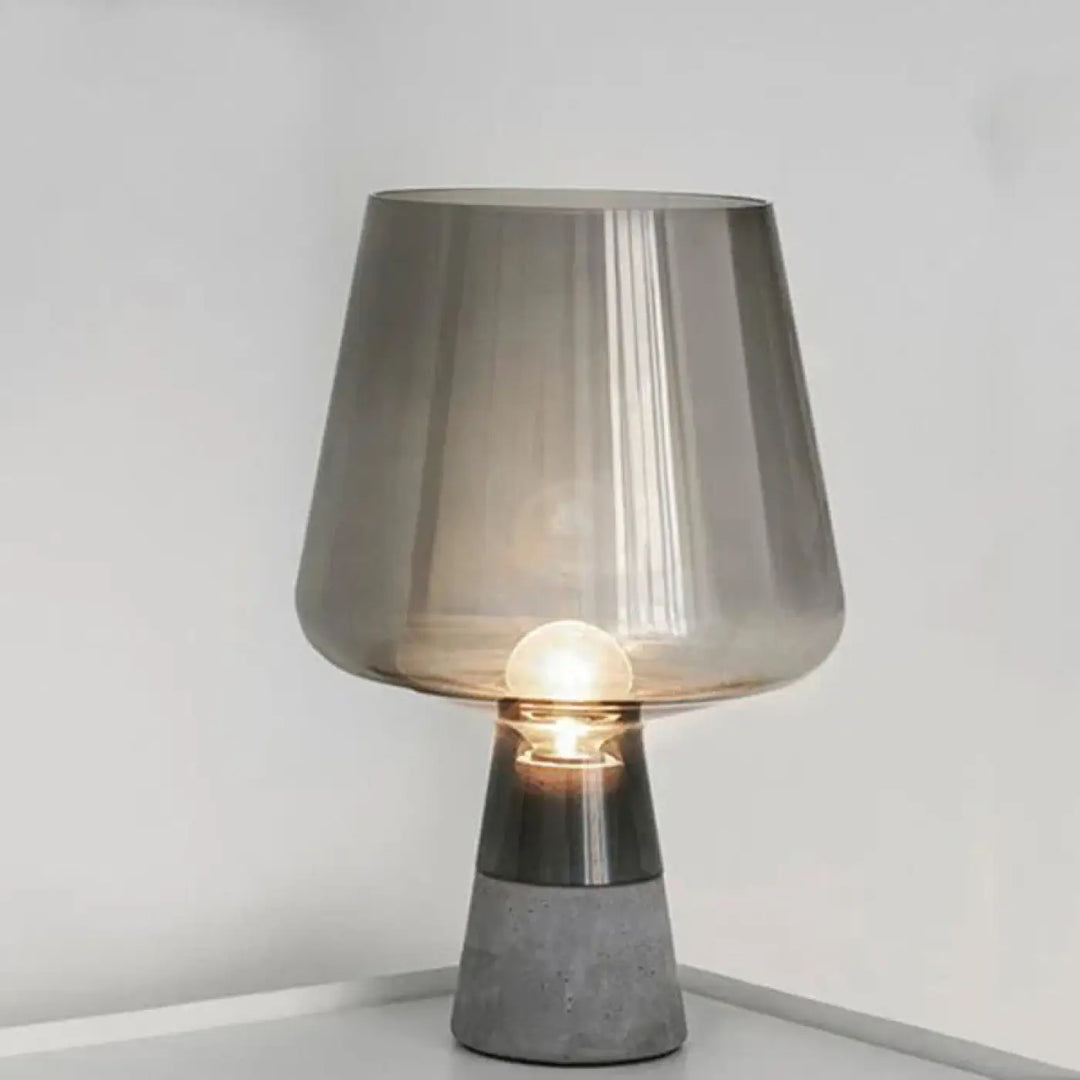 Lampe de chevet cimentis avec pied effet béton et abat-jour en verre fumé translucide éclaire d une lumière chaleureuse