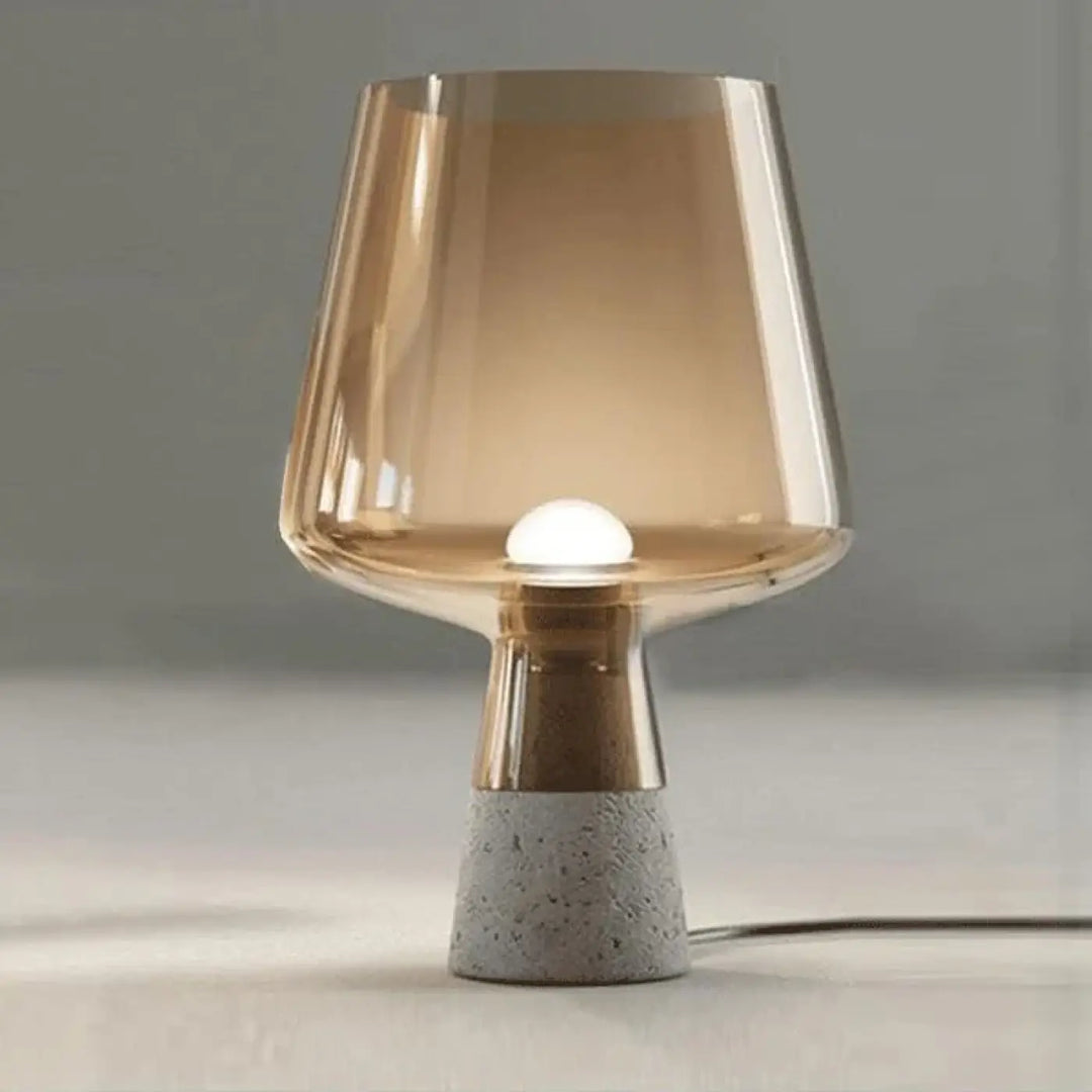 Lampe de chevet cimentis avec abat-jour en verre fumé ambré, pied effet béton en béton texturé et tige en laiton poli