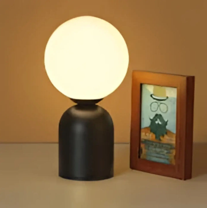 Lampe de chevet lina noire en globe avec finition mate lisse idéale pour une lumière douce et un chevet nordique