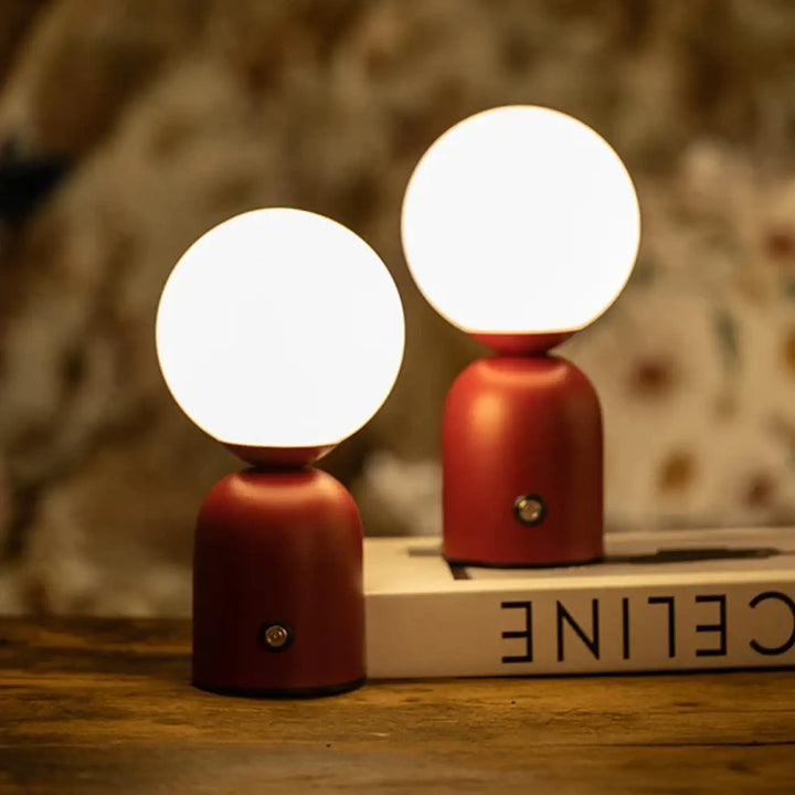 Lampe de chevet lina rouge sphérique mat au design minimaliste offrant une lumière douce pour un chevet nordique