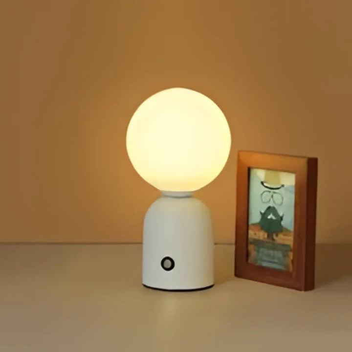 Lampe de chevet lina blanche sphérique avec lumière douce de style chevet nordique et design minimaliste