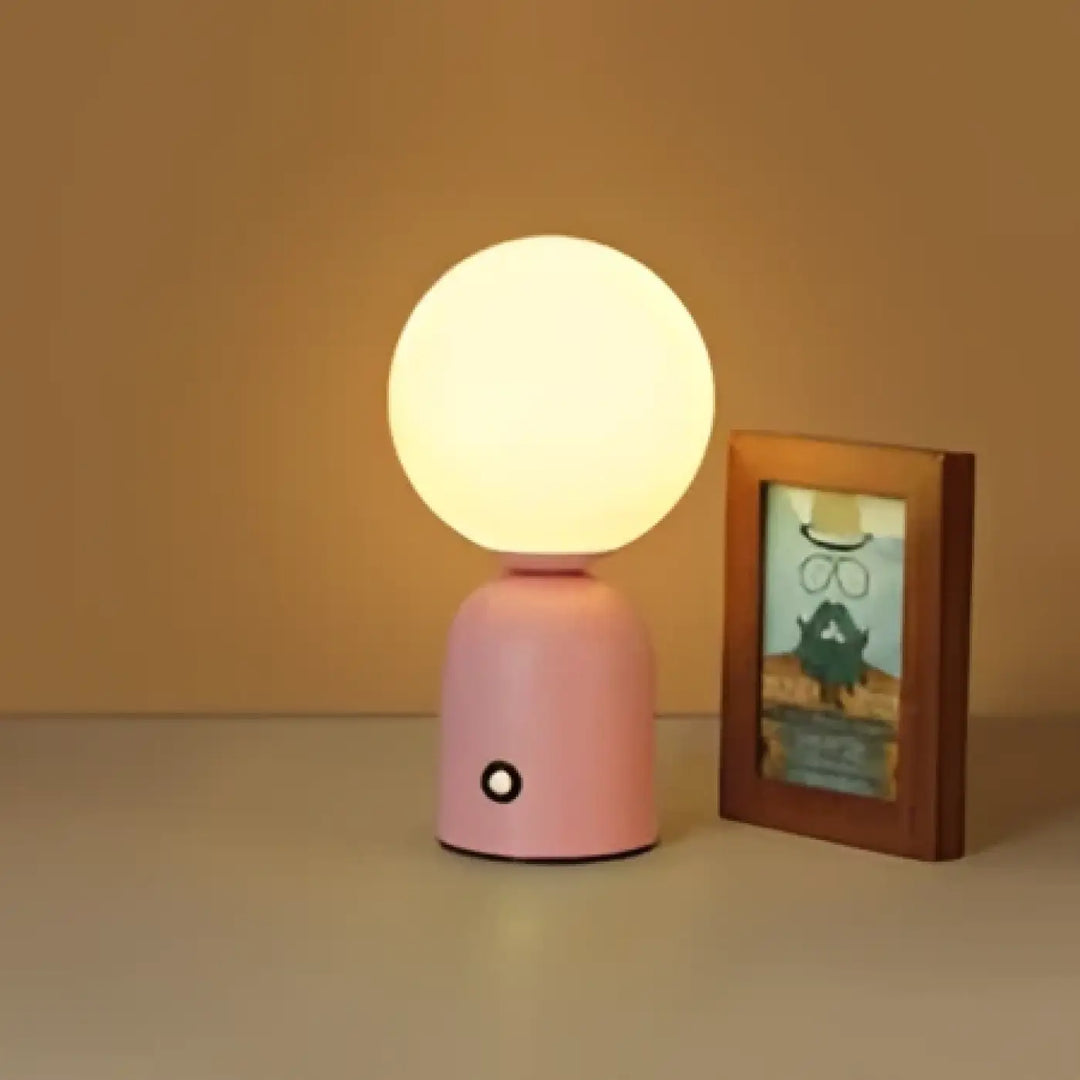Lampe de chevet lina rose sphérique en finition mate avec lumière douce pour un chevet nordique élégant