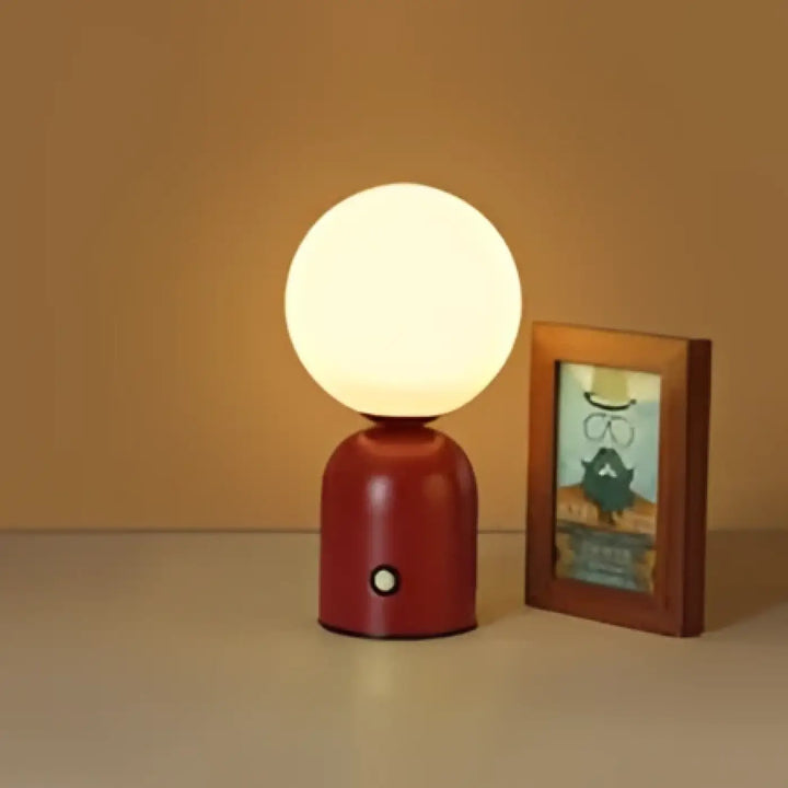 Lampe de chevet lina rouge cylindrique avec globe en verre dépoli offrant une lumière douce chevet nordique
