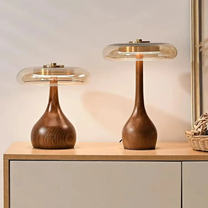 Deux lampes de chevet en bois élégant avec dôme en verre clair et accents en laiton pour décoration intérieure rétro plus qu’un simple éclairage