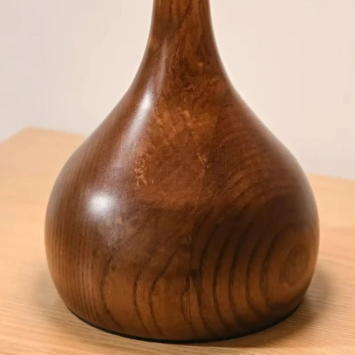 Lampe de chevet baobab en bois foncé poli avec grain visible pour décoration intérieure et chevet rétro plus qu’un design