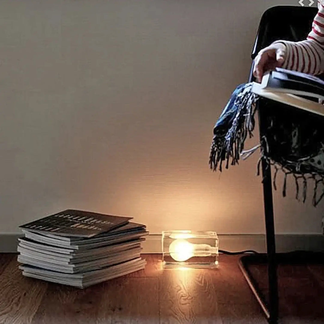 Lampe de chevet integria en verre clair avec ampoule incandescente, lumière design créant un refuge élégant chaleureux plus quun luminaire
