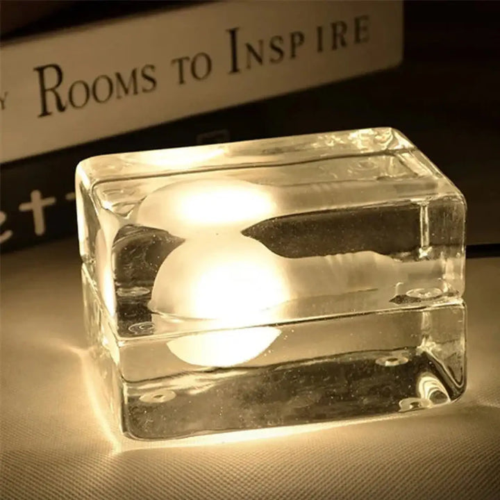 Lampe de chevet integria en verre clair en forme de cube avec une lumière design chaleureuse et un refuge élégant