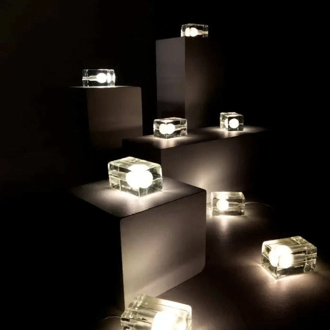 Lampe de chevet integria en cube cristal clair avec ampoule chaude pour une lumière design et un refuge élégant
