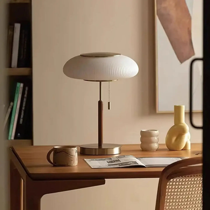 Suspension luminaire elumina avec lampe en verre blanc cannelé et base métal bronze style chevet champignon