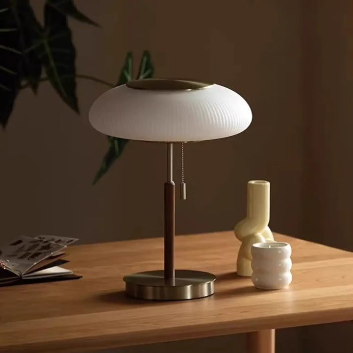 Suspension luminaire elumina avec abat-jour style champignon en verre blanc nervuré et base en métal brossé