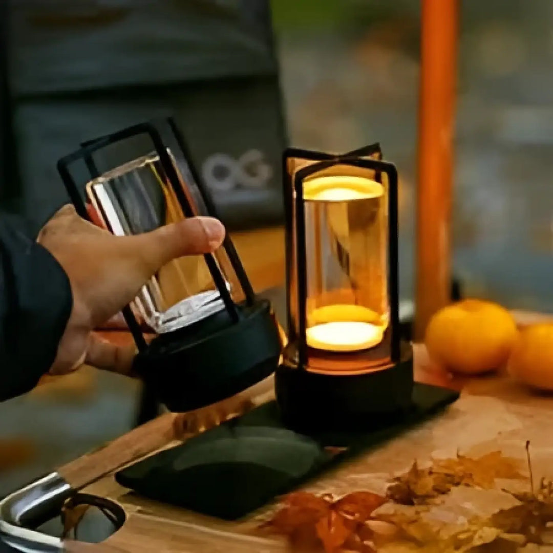 Lampe de chevet style industriel alloy noire avec lumière intérieure chaude et verre transparent créant une ambiance loft