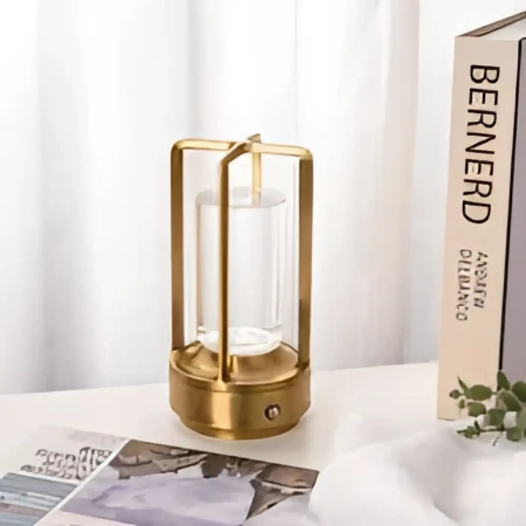 Lampe de chevet style industriel en alliage doré avec lanterne en verre clair et cadre métallique cylindrique