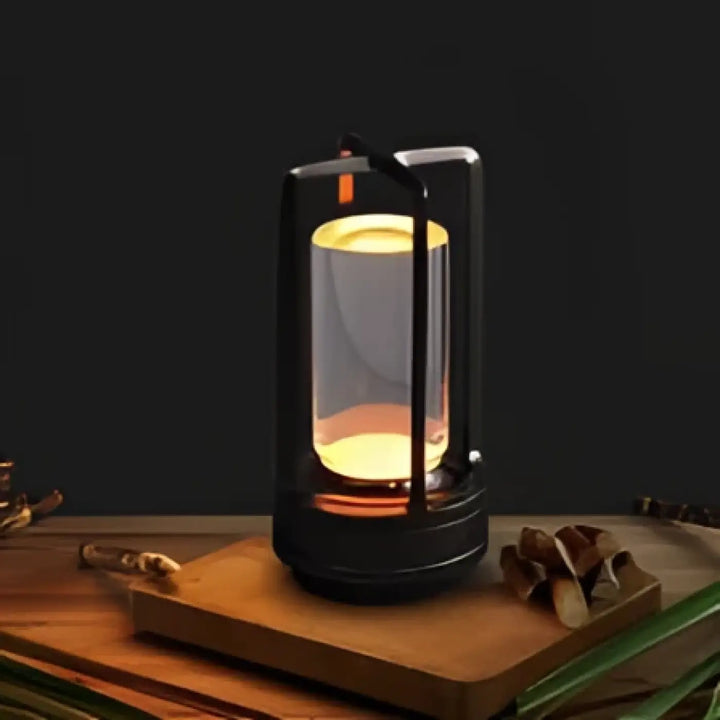 Lampe de chevet style industriel en métal alloy noir avec panneaux en verre clair et lumière chaude ambiance loft