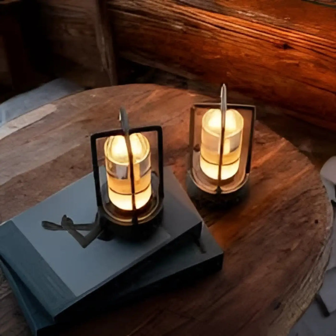Deux lanternes en métal noir style industriel avec bougies chaudes sur table en bois lampe de chevet alloy