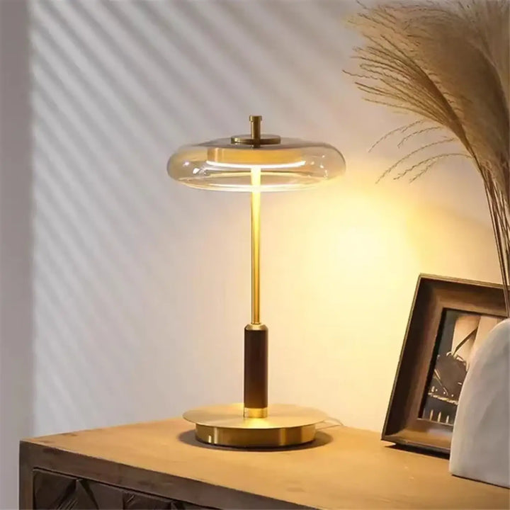 Lampe de chevet style nordique en laiton moderne avec abat-jour en verre clair et lumière chaude luxia