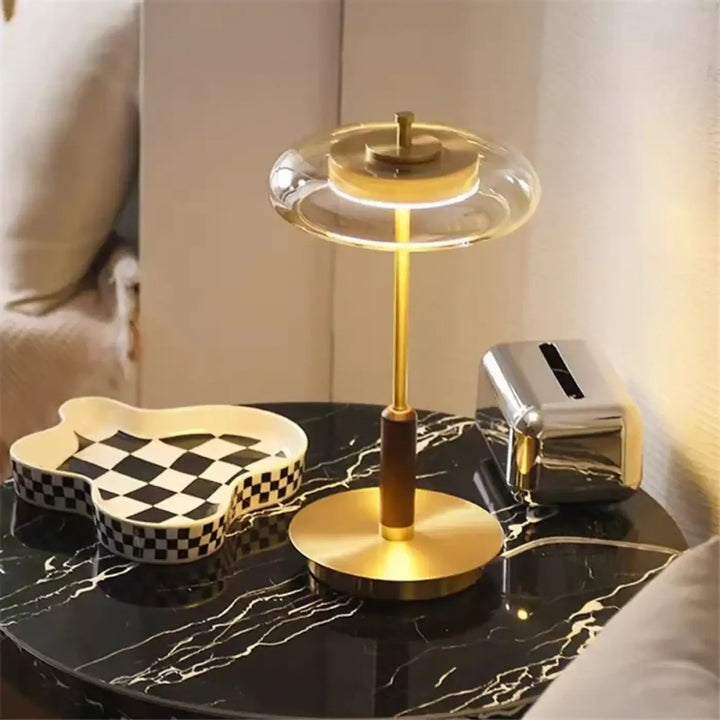 Lampe de chevet luxia en laiton moderne avec dôme en verre clair et éclairage circulaire, parfaite pour un chevet style nordique