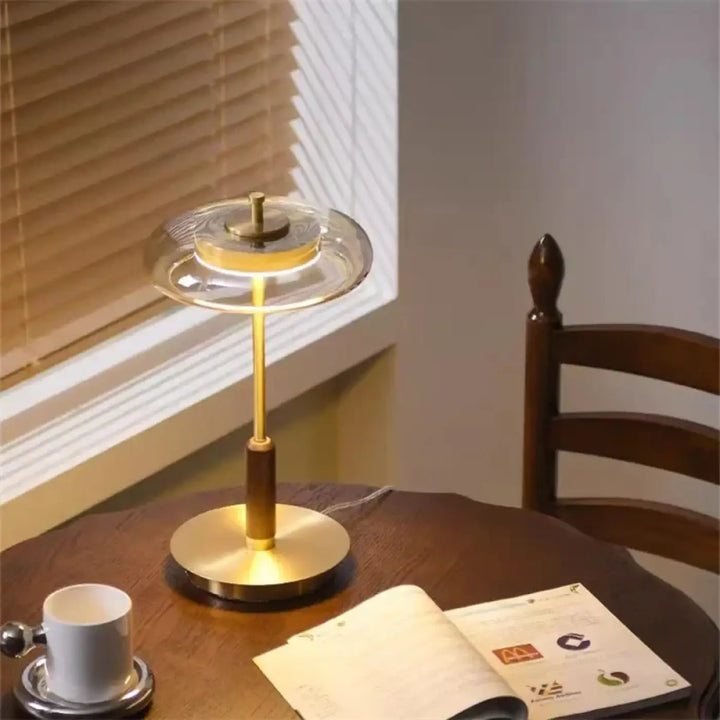 Lampe de chevet luxia en laiton et verre style nordique avec abat-jour translucide rond diffusant une lumière chaude