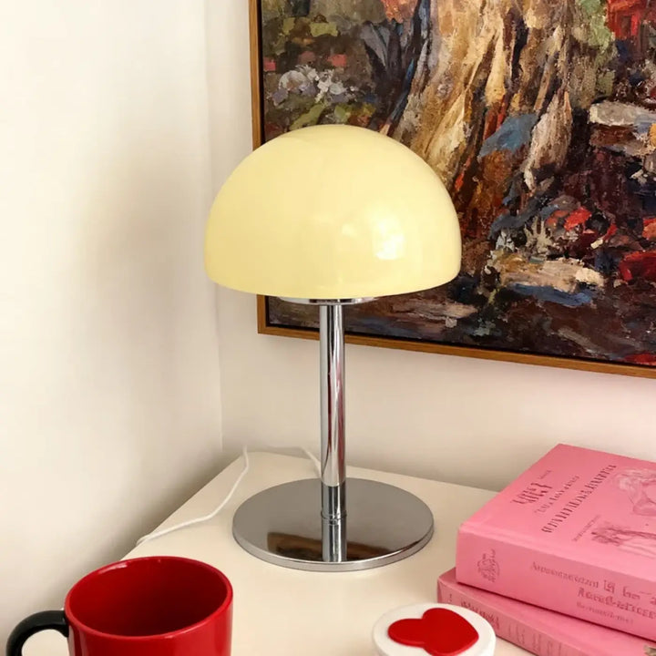 Lampe de chevet style nordique vitra avec abat-jour champignon crème et pied chrome plus qu’un éclairage élégant