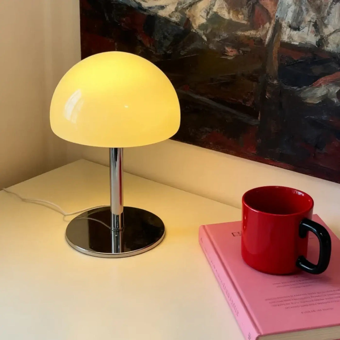 Lampe de chevet vitra style nordique avec abat-jour translucide jaune brillant et base chrome poli plus qu’un éclairage décoratif