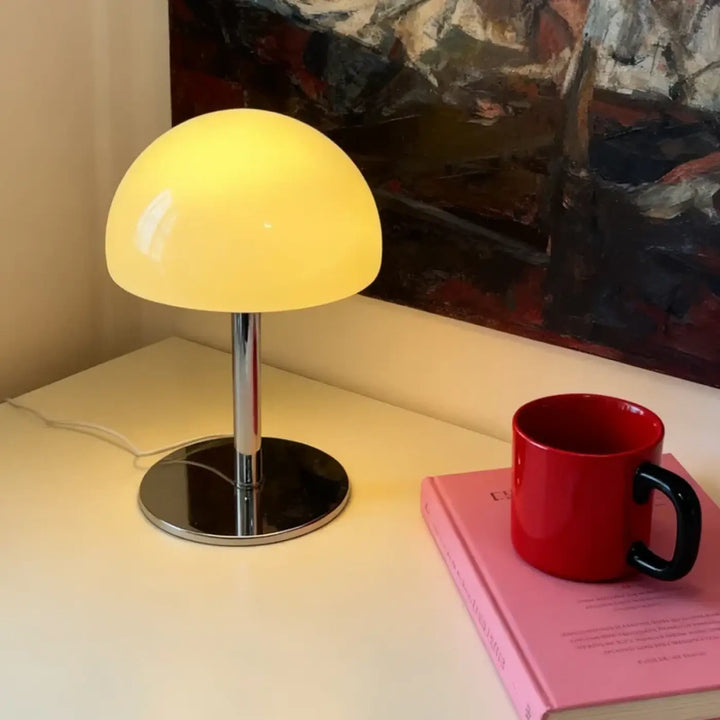 Lampe de chevet vitra style nordique avec abat-jour translucide jaune brillant et base chrome poli plus qu’un éclairage décoratif