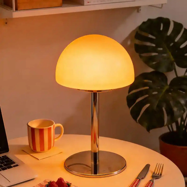 Lampe de chevet vitra style nordique avec base et tige chrome poli et abat-jour dôme chaleureux et lumineux plus qu’un éclairage