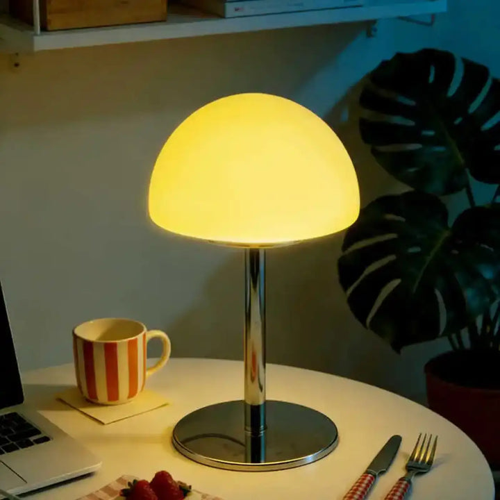Lampe de chevet vitra style nordique avec abat-jour dôme jaune chaud et base chrome élégante plus qu’un luminaire