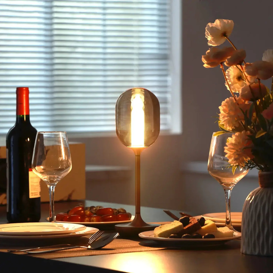 Lampe de chevet candle en verre moderne ton chaud avec base métallique mince offrant une lumière douce et ambiance chaleureuse