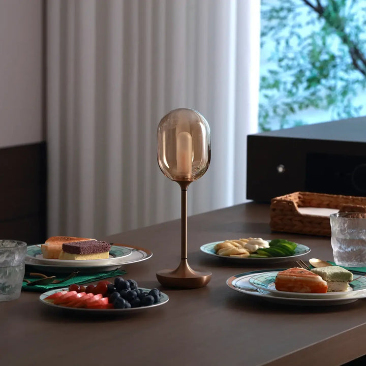Lampe de chevet candle en verre moderne ambre avec base en laiton offrant une lumière douce pour une ambiance chaleureuse