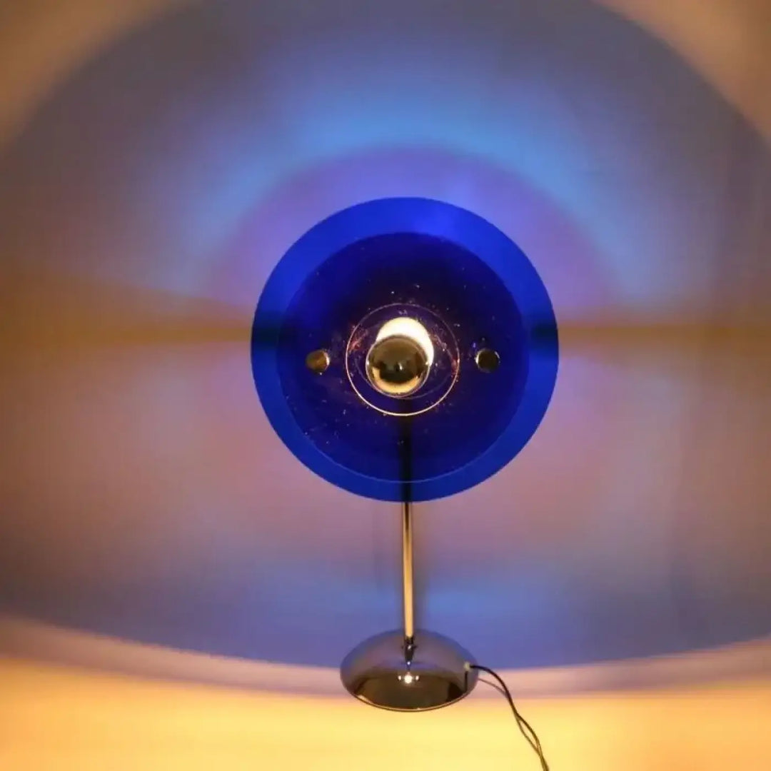 Lampe de chevet prisme avec abat-jour en verre cobalt aux reflets colorés et base chrome poli décorative aux reflets